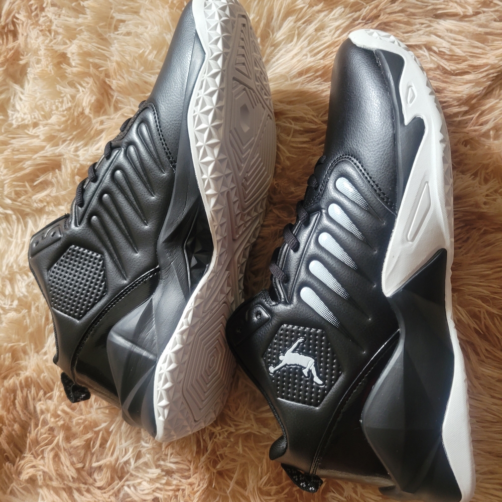 Dynamic Black and White Men's Athletic Shoes - Picture 6 of 7